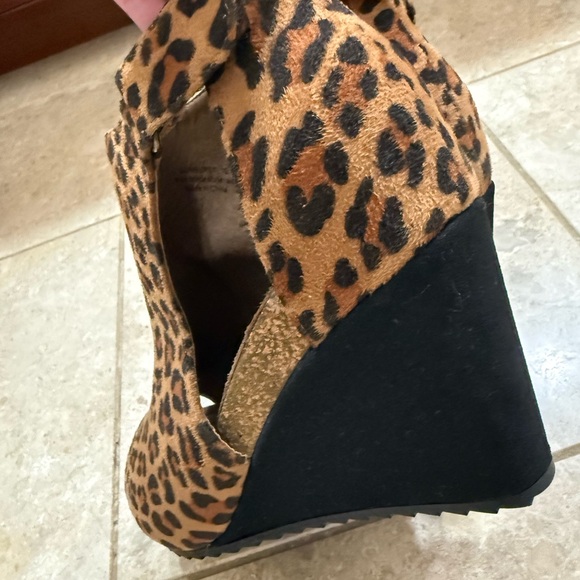 Boutique by Corkys Women's Leopard Print Wedge Sandals - size 10 - Picture 4 of 16